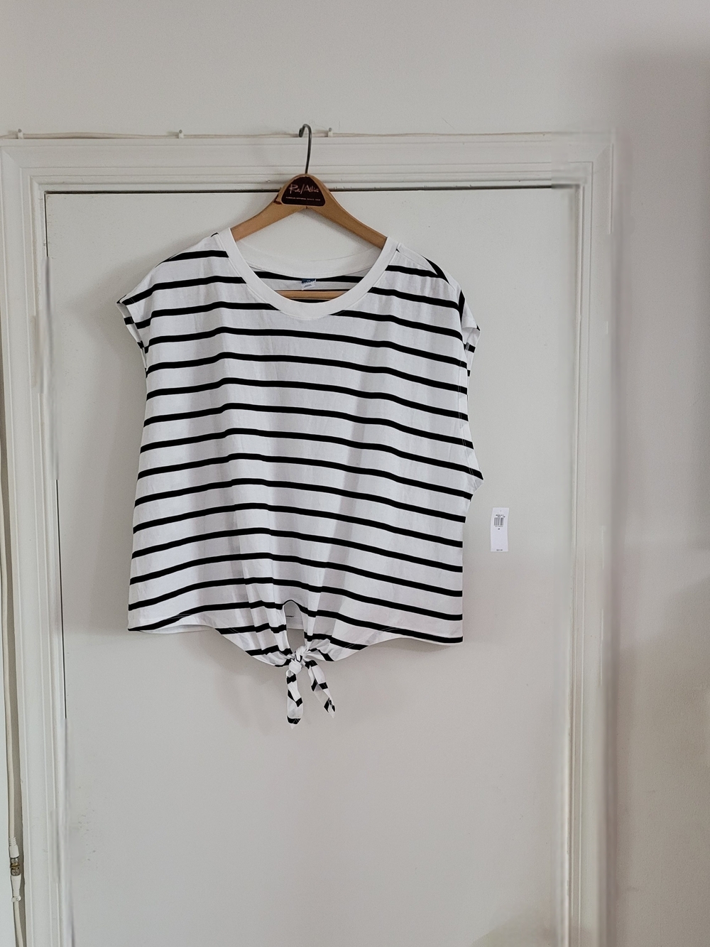 Old Navy Women's Striped Tie-Front Crop Top - White/Black